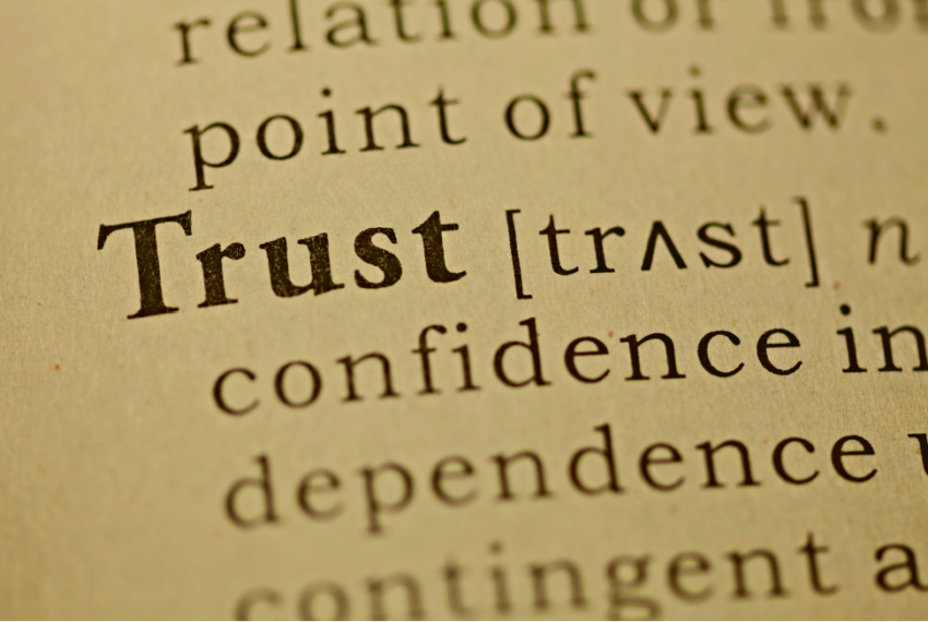 La photo d'une page de dictionnaire pointant sur Trust, la confiance